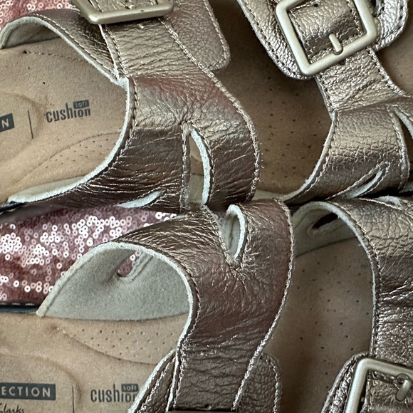 Clarks Collection Soft Cushion Metallic Gold Wedge Heel Slides Women's Sz 8.5 - Picture 2 of 7